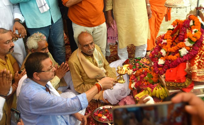 सीएम धामी ने हरकी पैड़ी हरिद्वार में की मां गंगा की पूजा अर्चना, संत महात्माओं को किया सम्मानित