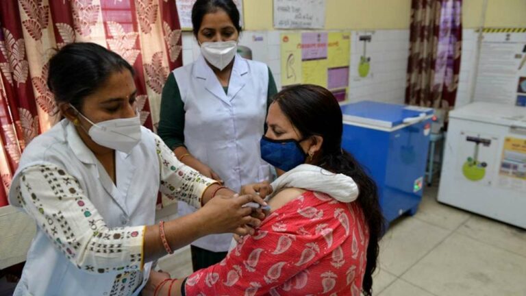 टीकाकरण में अव्वल बना मुंबई: 1 करोड़ लोगों को वैक्सीन देने वाला देश का पहला जिला बना