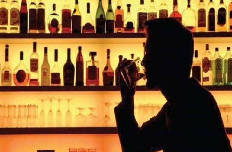 दिल्ली में लागू हुई नई आबकारी नीति, अब 21 वर्ष के युवा भी पी सकेंगे शराब
