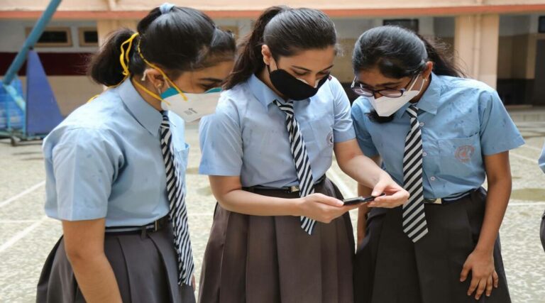 CBSE Term 2 exams: परीक्षा में एक कमरे में 18 छात्रों को ही मिलेगी अनुमति, एक घंटा पहले पहुँच जाएँ परीक्षा केंद्र