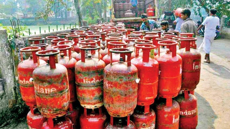 घरेलू LPG सिलेंडर के फिर बढ़े दाम, जानिये कितने का हुआ इजाफा