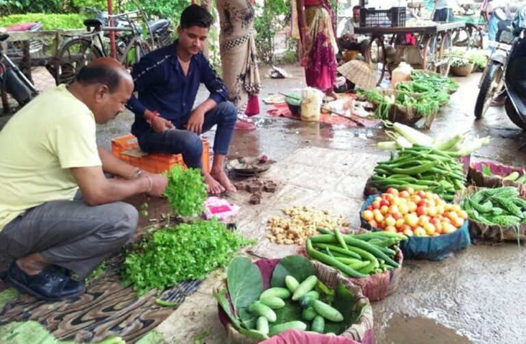 महंगाई की मार: टमाटर के बाद महंगा हुआ हरा धनिया