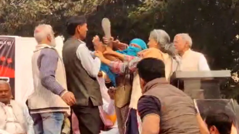 हिंदू एकता मंच के कार्यक्रम में हंगामा, श्रद्धा की हत्या के खिलाफ आयोजित सभा में महिला ने शख्स को चप्पल से पीटा