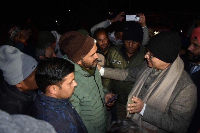 जोशीमठ पहुंचकर सीएम धामी ने की भू-धसाव से प्रभावित लोगों से मुलाकात, दिया सहयोग एवं मदद का आश्वासन