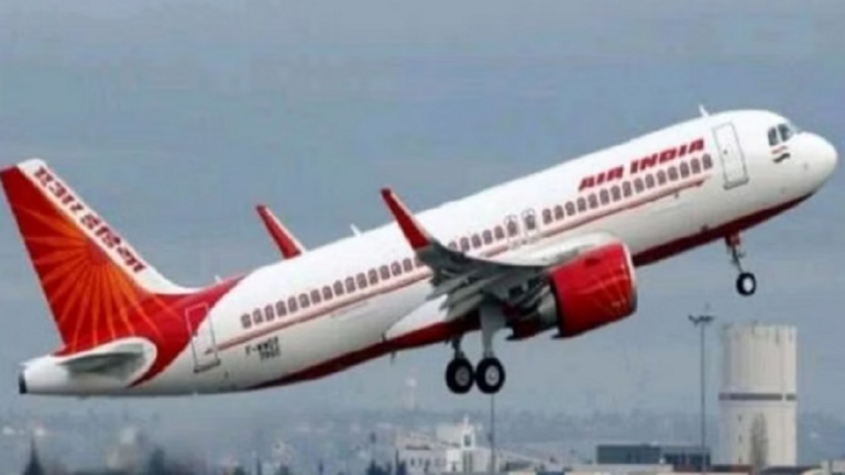 Air India: पुलिस ने जारी की विमान में महिला पर पेशाब करने वाले की तलाश