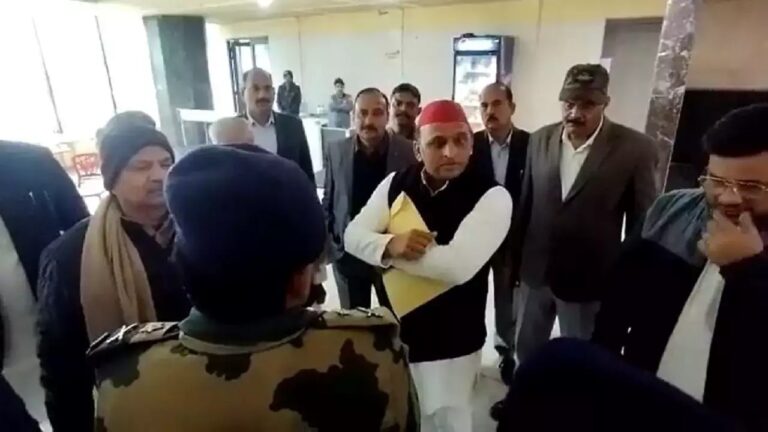 अखिलेश यादव ने पुलिस मुख्यालय में चाय पीने से किया इंकार, ज़हर दे दोगे तो!