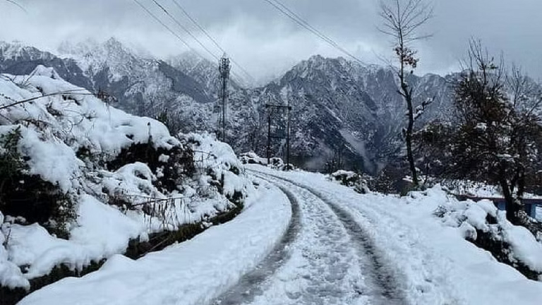 जोशीमठ: बर्फबारी ने बढ़ायी प्रभावितों की समस्या, एक हॉल में 29 लोग, हीटर सिर्फ एक