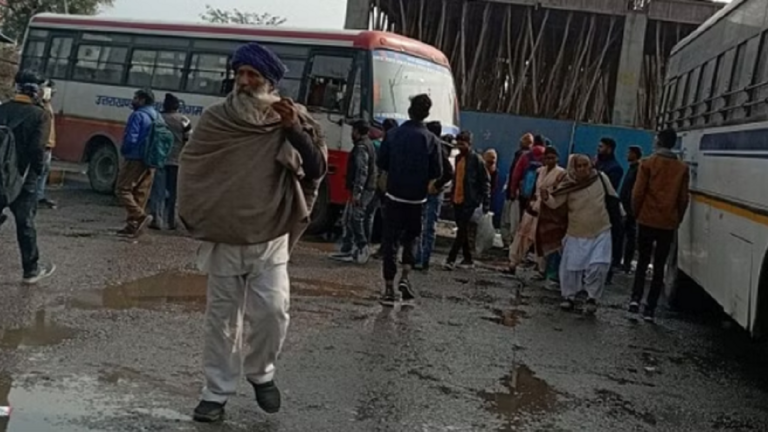 उधम सिंह नगर में रोडवेज कर्मचारी उतरे हड़ताल पर, घंटो खड़ी रही बसें