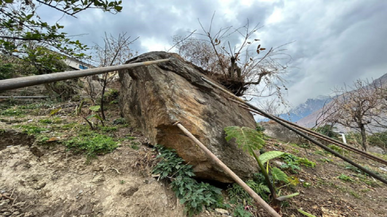 जोशीमठ भूधंसाव के बाद अब नीचे खिसक रही विशाल चट्टान व बोल्‍डर, रिहायशी इलाकों में बड़ा खतरा