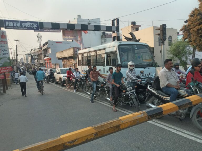 उत्तराखंड: काशीपुर के रेलवे क्रासिंग पर दिखा नागरिकों का ट्रैफिक सेंस, डीजीपी ने की तारीफ