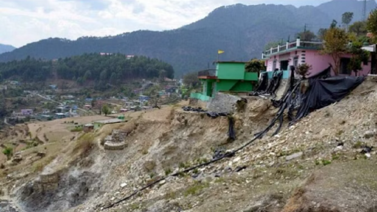 चमोली में भू-धंसाव ने बढ़ायी ग्रामीणों की समस्या, 70 भवनों में पड़ीं बड़ी-बड़ी दरारें, मंडरा खतरा