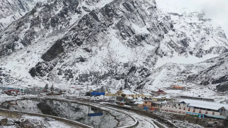 उत्तराखंड में मौसम ने बदला मिज़ाज, देहरादून में रात से बारिश, बदरीनाथ में हुई ताजा बर्फबारी