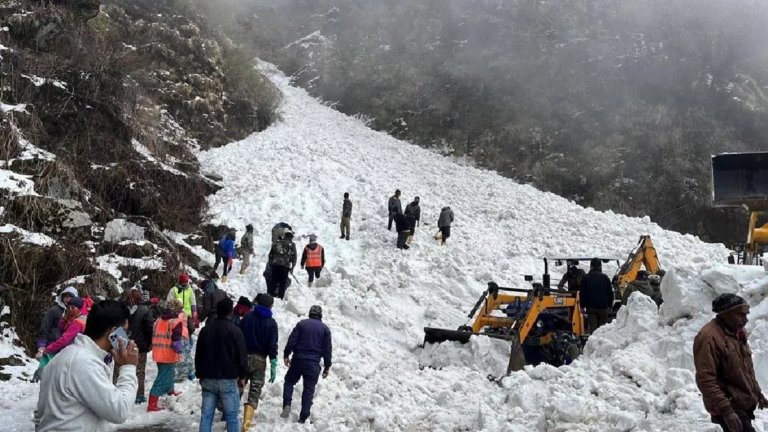 बड़ी ख़बर: सिक्किम में नाथुला में हुआ हिमस्खलन, 6 पर्यटकों की मौत; 80 से ज्‍यादा के फंसे होने की आशंका