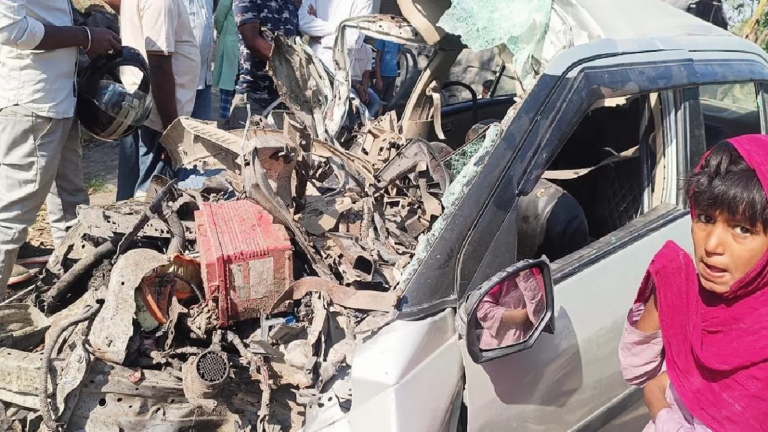 उत्तरप्रदेश: बलरामपुर में भीषण सड़क हादसा, ट्रक से टकराई स्विफ्ट डिजायर; पति-पत्नी और चार बच्चों की मौत
