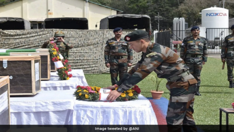 नहीं रुक रहे परिवार वालों के आशु, वीर सपूतों की आखिरी विदाई के इंतजार में परिवार, शहीदों के गांव में शोक का माहौल