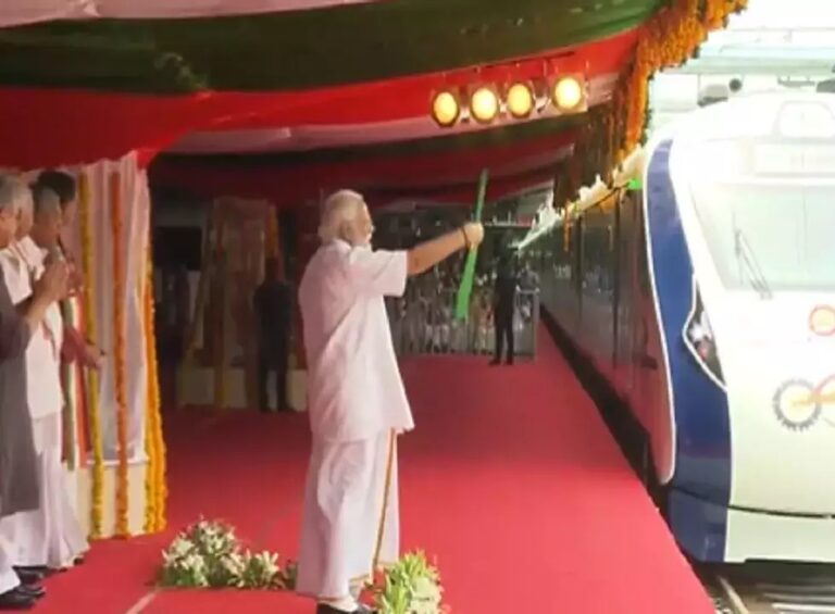 पीएम नरेंद्र मोदी ने तिरुवनंतपुरम में वंदे भारत एक्सप्रेस ट्रेन को दिखाई हरी झंडी