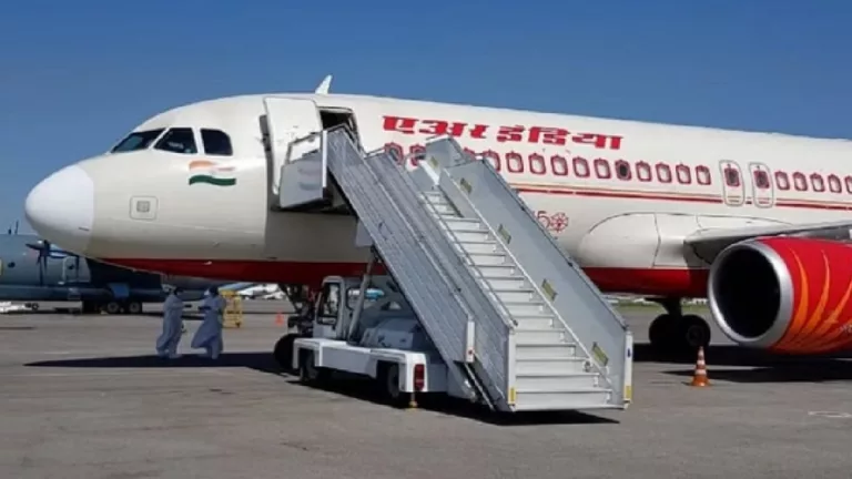 Air India: अमेरिका से मुंबई आ रही एयर इंडिया की फ्लाइट में फिर हुआ हंगामा, पति ने दबाया पत्नी का गला