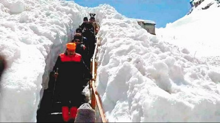 Hemkund Sahib Yatra: 60 मीटर तक बर्फ के बीच से होकर गुजरेंगे तीर्थयात्री, 20 को खुलेंगे कपाट