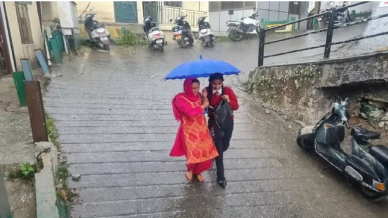 Uttarakhand Weather News: फिर बदला मौसम का मिजाज, मसूरी में झमाझम बारिश, गिरे ओले