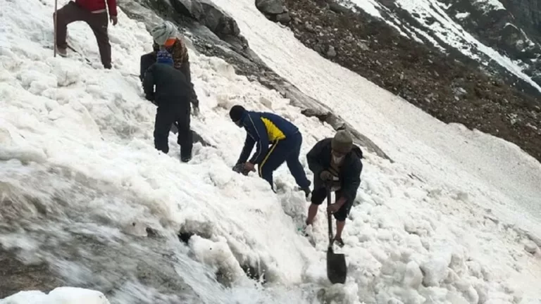 Hemkund Sahib Yatra: ग्लेशियर खिसकने से यात्रा मार्ग बंद, बर्फ में दबा लापता महिला श्रद्धालु का शव बरामद