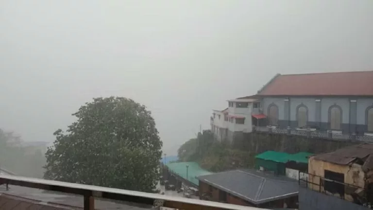 Uttarakhand Weather: पहाड़ी इलाकों में आज भी बारिश के आसार, मैदान में बढ़ेगा तापमान