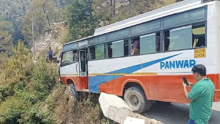 Tehri Bus Accident: तेज रफ्तार बस पैराफिट तोड़कर हवा में झूलने लगी, बरातियों में मची चीख-पुकार