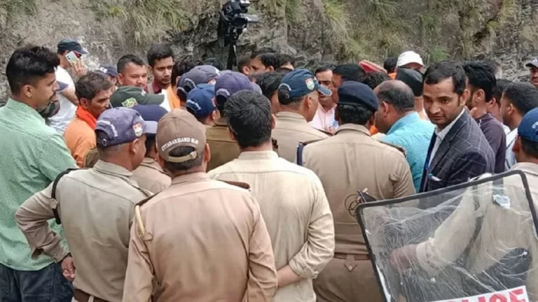 Uttarkashi: पुरोला में हालात तनावपूर्ण, महापंचायत के लिए जाने पर अड़े लोगों की पुलिस के साथ धक्का-मुक्की