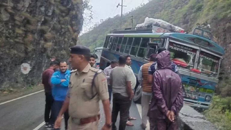 Dehradun: पैराफिट तोड़ खाई में लटकी बस, बाल बाल बचें चारधाम जा रहे यूपी के 42 यात्री