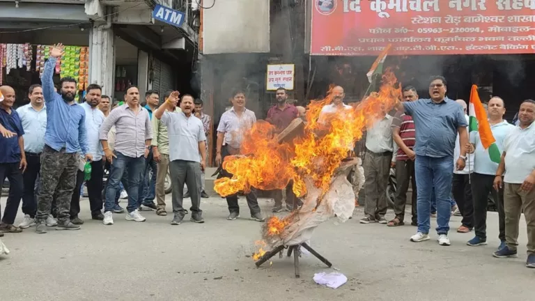 चमोली हादसे को लेकर कांग्रेस का प्रदर्शन, फूंका सरकार का पुतला; की कड़ी कार्रवाई की मांग