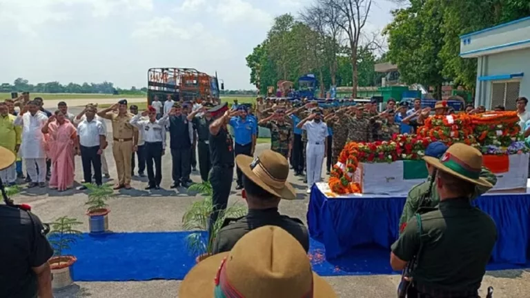 देवरिया के लिए रवाना हुआ शहीद कैप्टन अंशुमान सिंह का पार्थिव शरीर, एयरपोर्ट पर दिया गया सम्मान