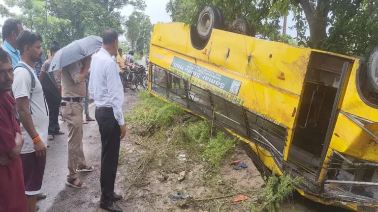 काशीपुर में श्रमिकों से भरी शिवांगी फैक्ट्री की बस अनियंत्रित होकर पलटी, एक की मौत; 28 घायल