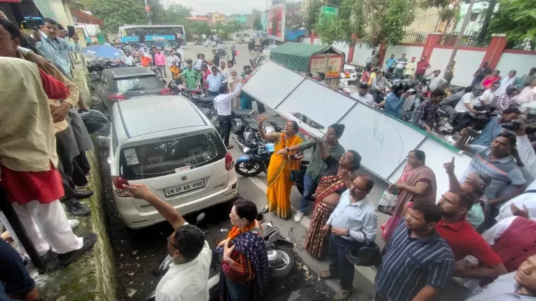 उत्तराखंड क्रांतिदल के दफ्तर में बवाल, आपस में भिड़े दो गुट; पुलिस तैनात