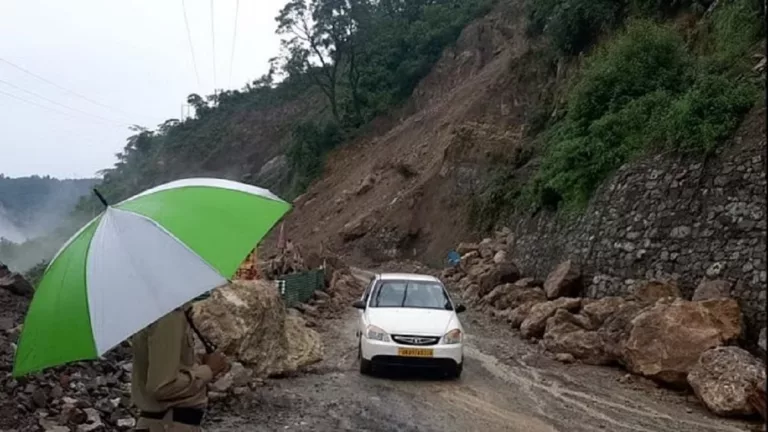 बोल्डर आने से बंदरकोट में बंद हुआ गंगोत्री हाईवे, रास्ते में डेढ़ घंटे फंसे रहे वाहन