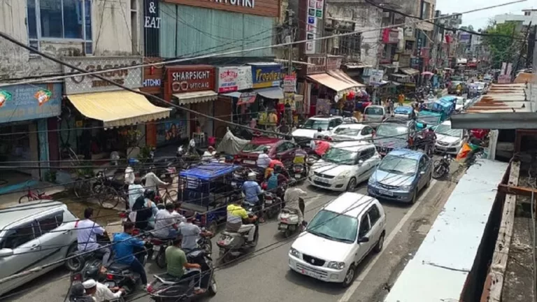 शहर में वाहनों की लगी लंबी कतार, बीच में फंसी रही एंबुलेंस, लोगों ने ऐसे दिया रास्ता