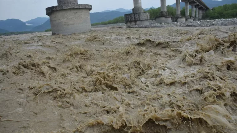 कुमाऊं में जीवन अस्‍त-व्‍यस्‍त, गरमपानी में मकान के ऊपर भूस्खलन; पिथौरागढ़ में दो घर गिरे