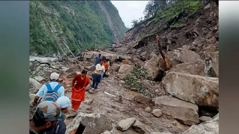 बारिश के बाद तवाघाट मार्ग पर दोबाट में हुआ भारी भूस्खलन, रास्ता बंद होने से कई घंटे फंसे रहे लोग