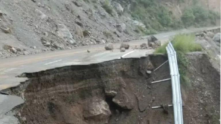 तोताघाटी में भारी भूस्खलन, बदरीनाथ हाईवे पर सड़क का आधा हिस्सा ढहा, मलबा आने से रास्ता बंद