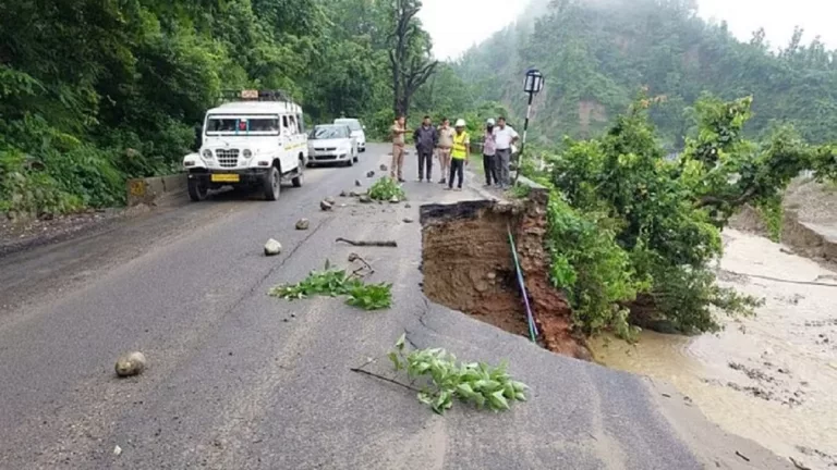 मलबा आने से यमुनोत्री हाईवे जगह-जगह बाधित, मोहंद के पास गिरी निर्माणाधीन पुल की दीवार