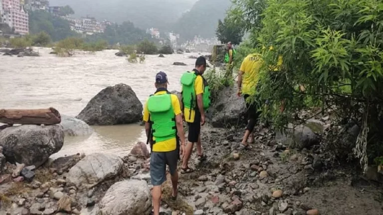 मस्तराम घाट पर नहाने के दौरान गंगा की तेज धारा में बही गुजरात की यात्री, खोज में जुटी एसडीआरएफ