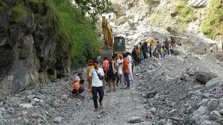 पागलनाला में बंद होने से हेलंग में रोके गए वाहन, ऋषिकेश गंगोत्री हाईवे चार दिन बाद खुला