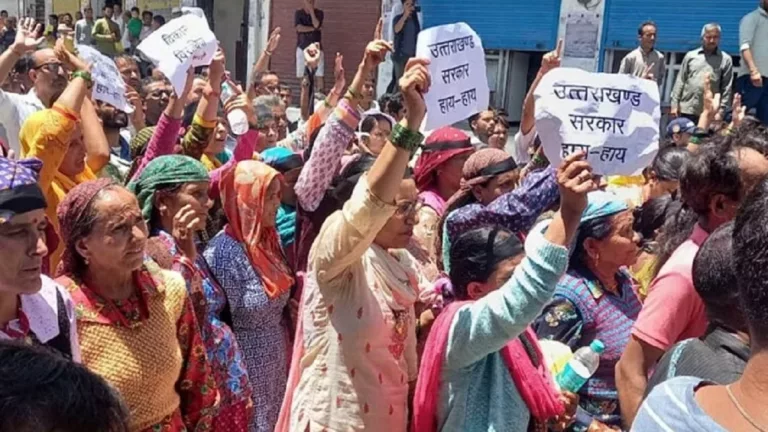 नगर पंचायत अध्यक्ष को हटाने के विरोध में जुलूस-प्रदर्शन, सड़क पर उतरे भारी संख्या में कांग्रेसी