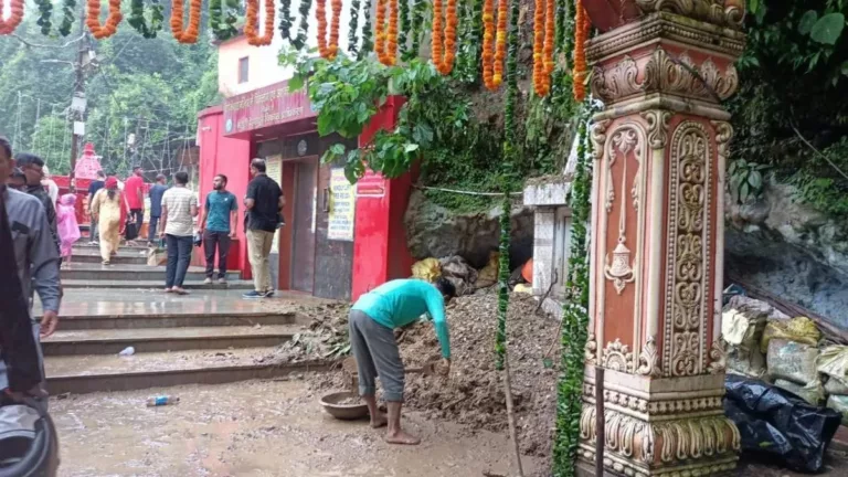 देहरादून: टपकेश्वर महादेव के मंदिर परिसर में लगी लिफ्ट का पुश्ता ढहा