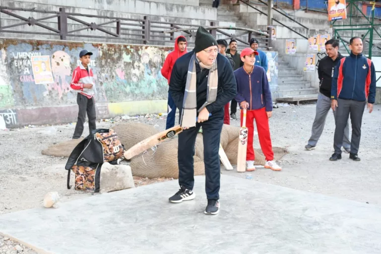 सीएम धामी ने नैनीताल में मॉर्निंग वॉक के दौरान लोगों से मिलकर लिया फीडबैक, बच्चों के साथ खेला क्रिकेट