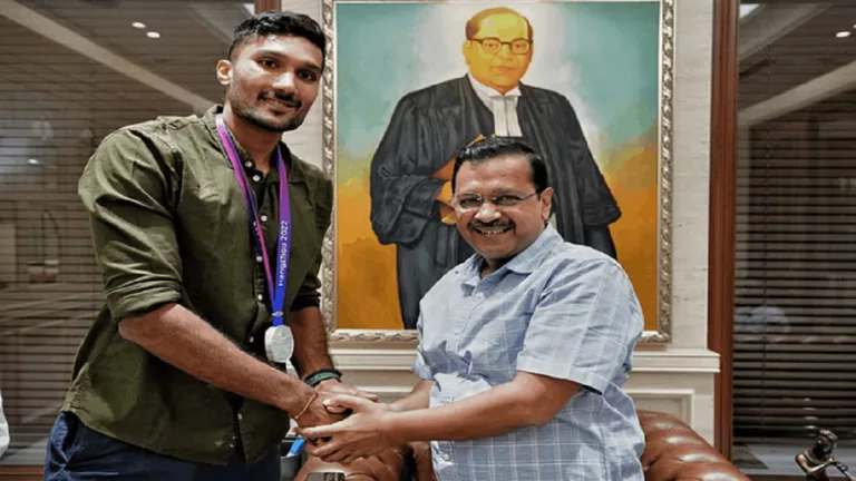 सीएम केजरीवाल ने एथलीट तेजस्विन शंकर को मेडल पहनाकर किया सम्मानित