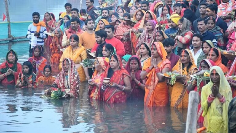 उत्तरप्रदेश: सूर्य को अर्घ्य देने के साथ संपन्न हुई छठ पूजा, सुबह से ही घाटों पर लगी रही भीड़