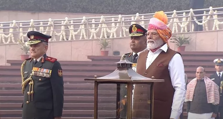 Republic Day 2024: गणतंत्र दिवस पर नए लुक में दिखे पीएम मोदी, पीले रंग का बांधनी साफा- सफेद कुर्ता-पायजामा