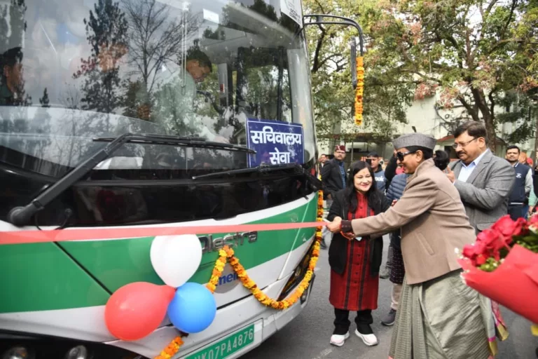 देहरादून: मुख्य सचिव राधा रतूड़ी ने किया सचिवालय के कार्मिकों के लिए इलेक्ट्रिक बस सेवा का शुभारम्भ