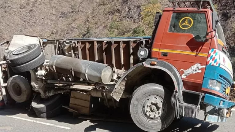 कर्णप्रयाग ग्वालदम-बैजनाथ हाईवे पर गैस सिलिंडर से भरा ट्रक सड़क पर पलटा, टायर फटने से हुई दुर्घटना