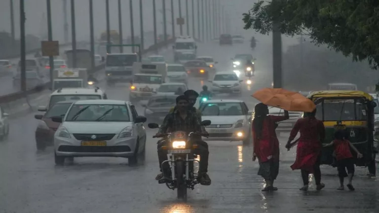 दिल्ली-एनसीआर में मौसम का रुख फिर से बदला, बारिश से बड़ी ठंड