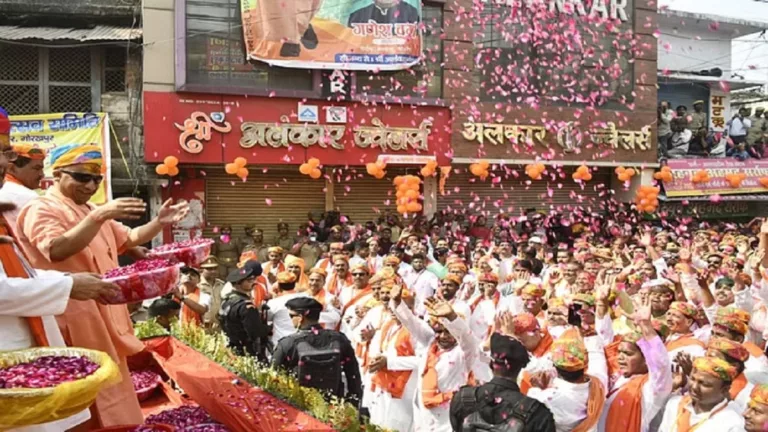 गोरखनाथ मंदिर में सीएम योगी ने मनाई फूलों और रंगों की होली, की आरती